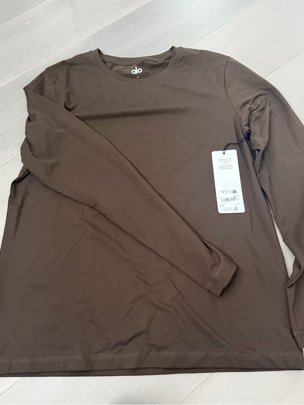 ALO Yoga Men's Long Sleeve Tee in Chocolate Brown